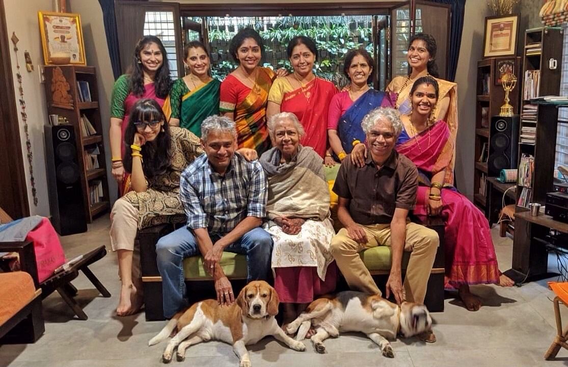 A family picture with her children and grandchildren at their house,called Green Room, in Jayanagar, Bengaluru. The house wasbuilt by Nani and Bhargavi 50 years ago.