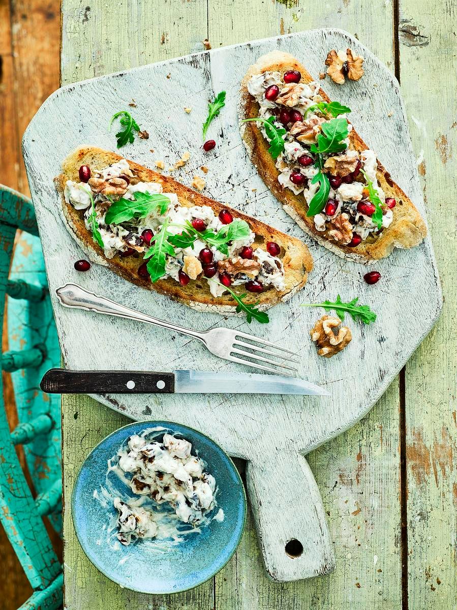 Walnut & date yoghurt toast