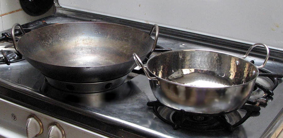Cantonese wok (left) and kadai: Picture credit: en.m.wikipedia.org/ FiveRings