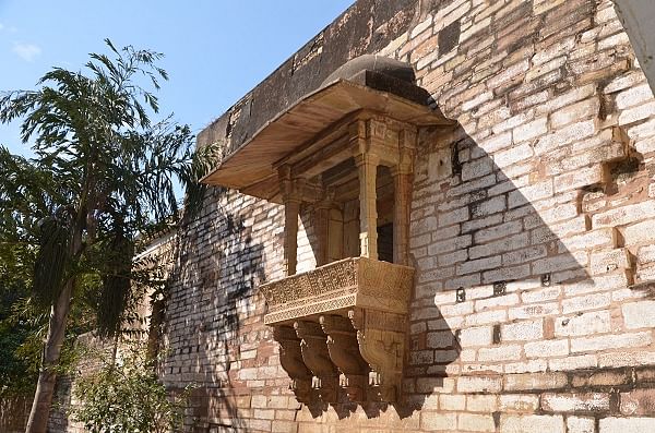 The balcony, also kown as Jharokha from where the Queen of Sher Shah Suri Fatima Begum used to watch the royal sessions.