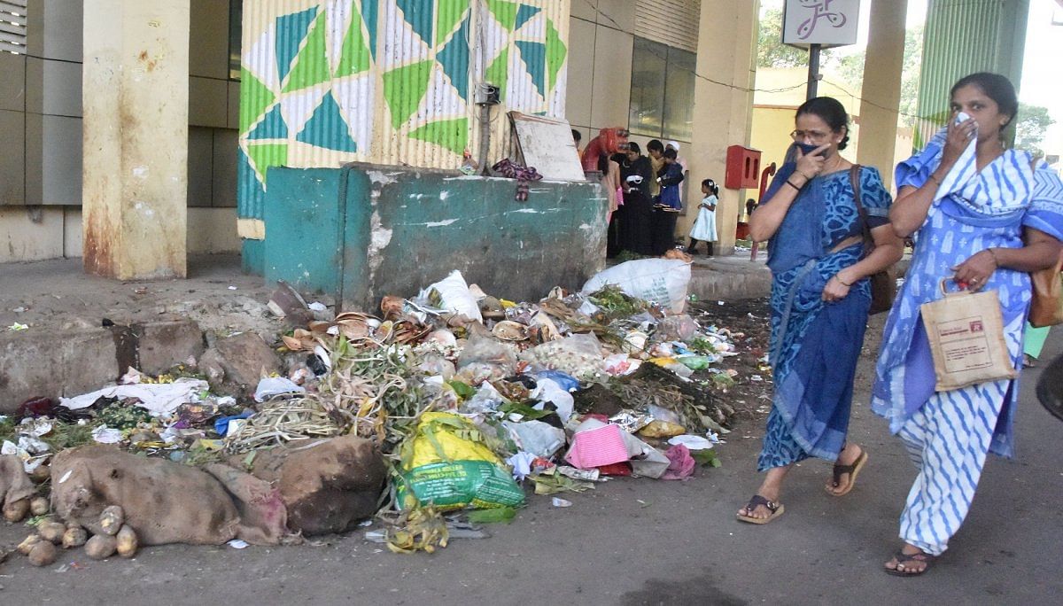 The Banashankari market and its waste stretch all the way beneath the Metrostation, and on the roads around the bus stand.