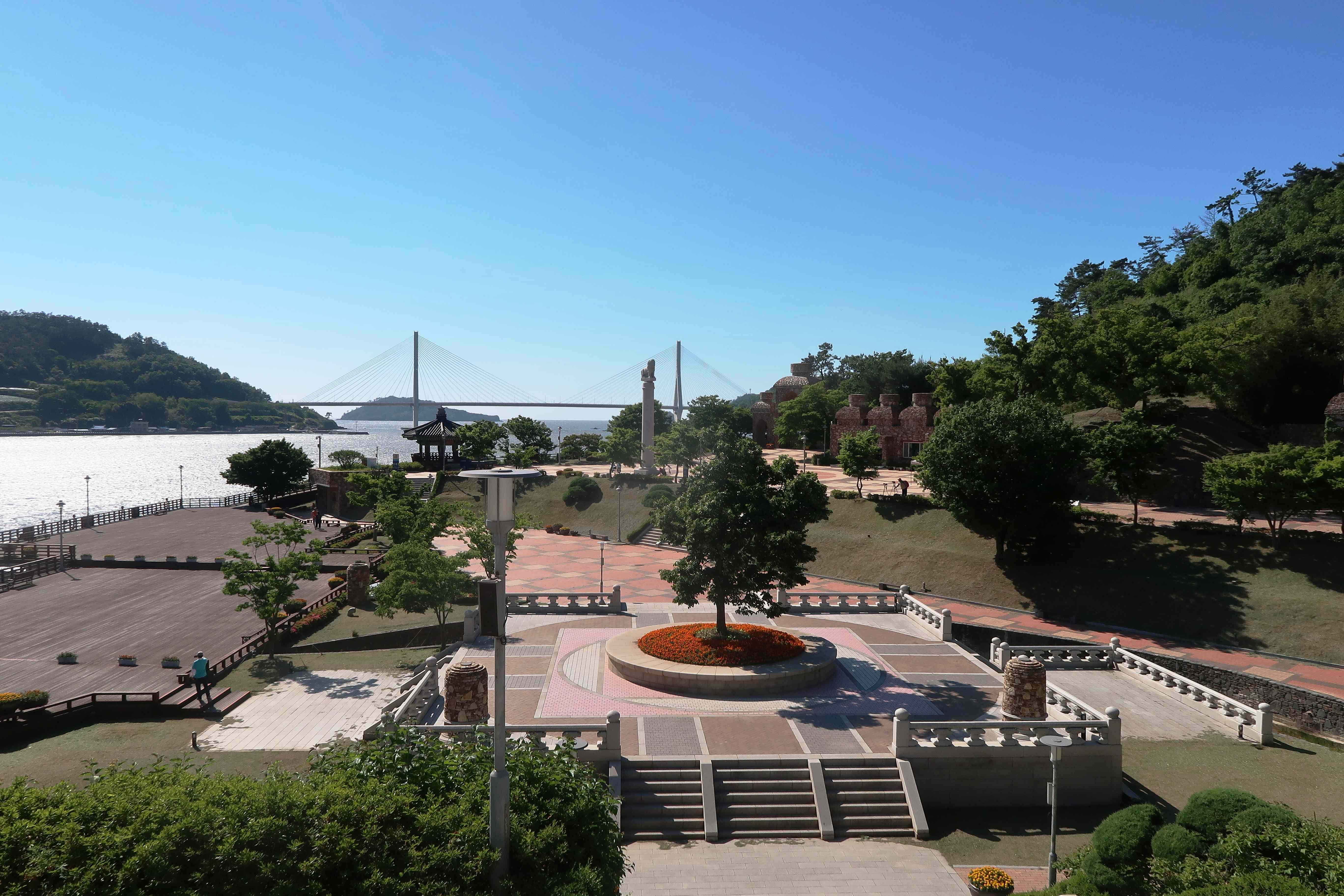 Courtyard of Beopseongpo complex overlooking the sea. Photos Credit: Jaydeep Sarkar.