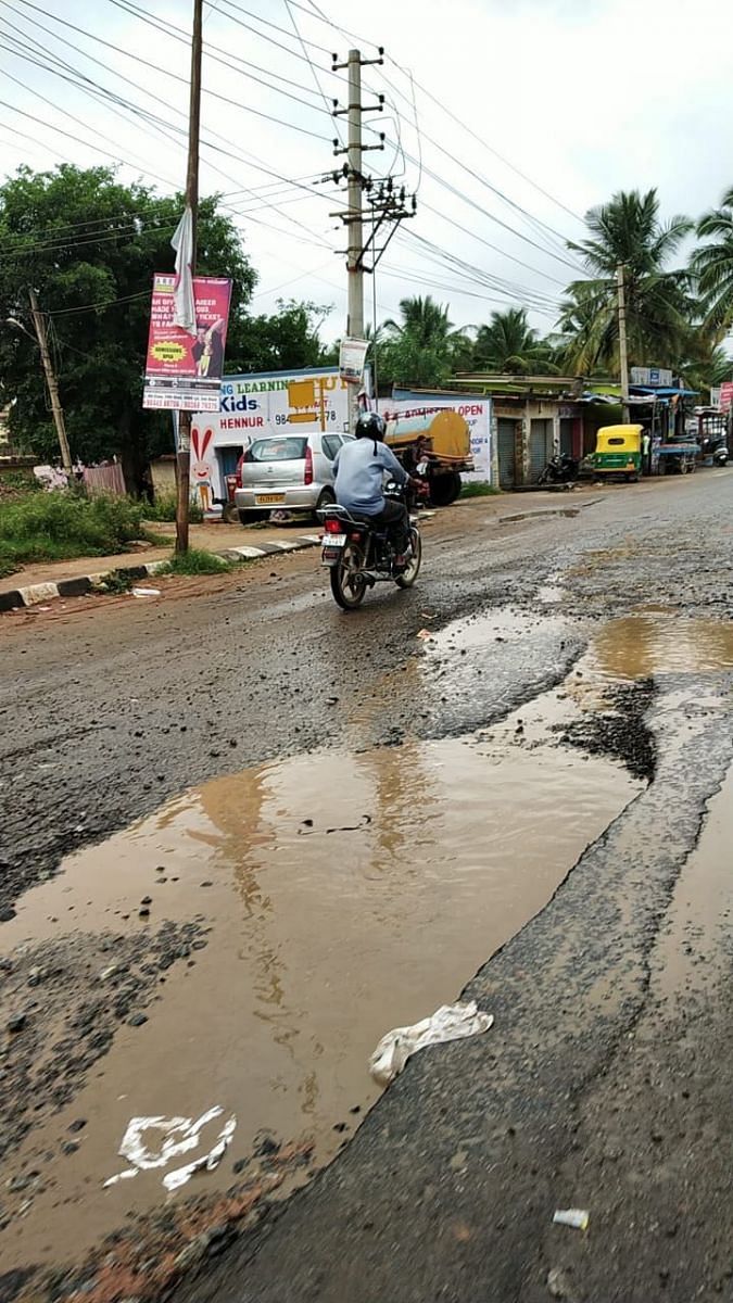 The asphalt was worn outsoon after the patchworkork.(Photo courtesy: Rakesh Malhotra)