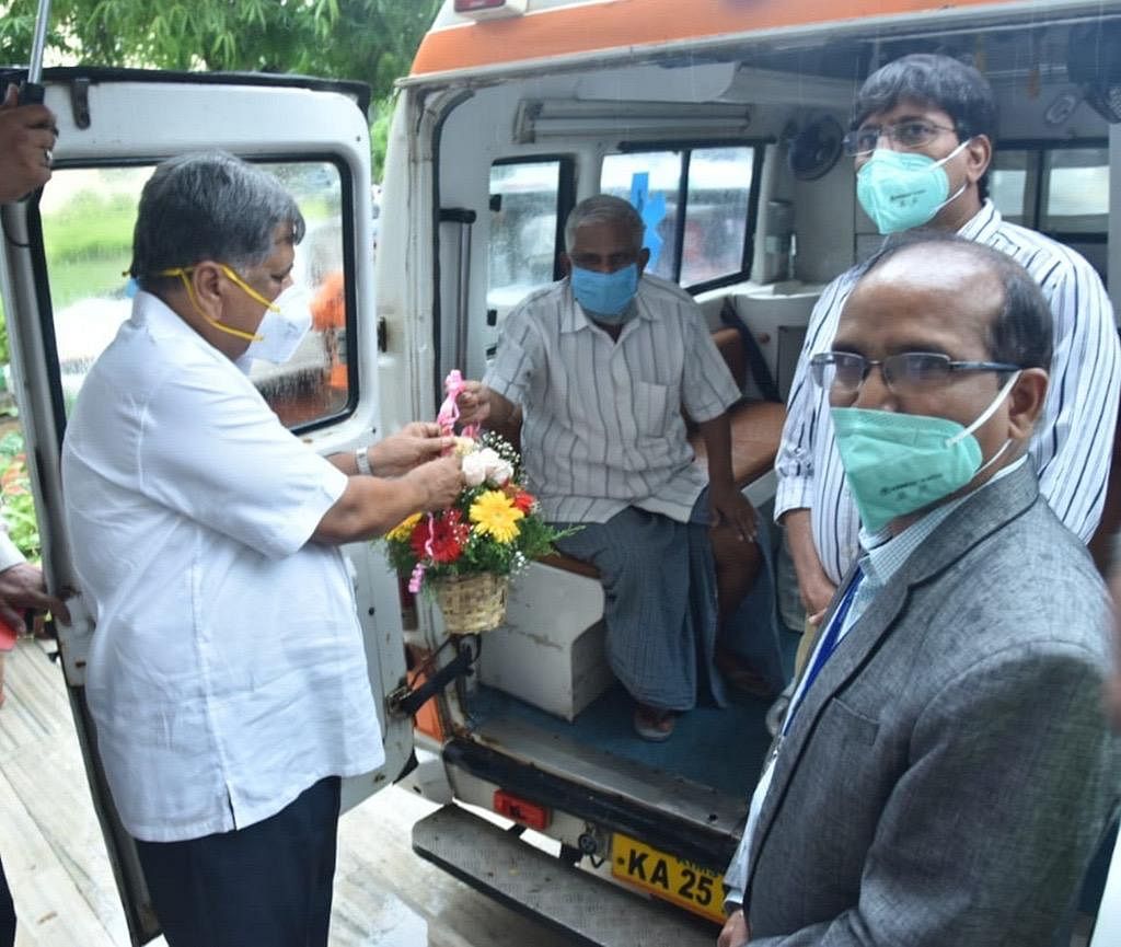 Karnataka minister Jagadish Shettar and Karnataka Institute of Medical Institute (KIMS) authorities gave flowers to P-2,710. Credit: DH Photo