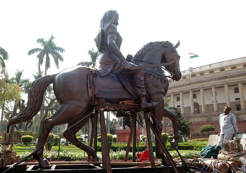 Kittur Rani Channamma's statue's installation underway in 2006 in the Parliament, New Delhi. Credit: DH Photo