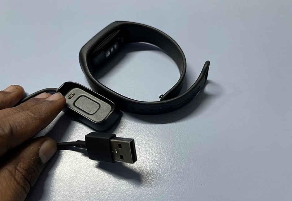 Oppo Band Style with the charger module. Credit: DH Photo/KVN Rohit