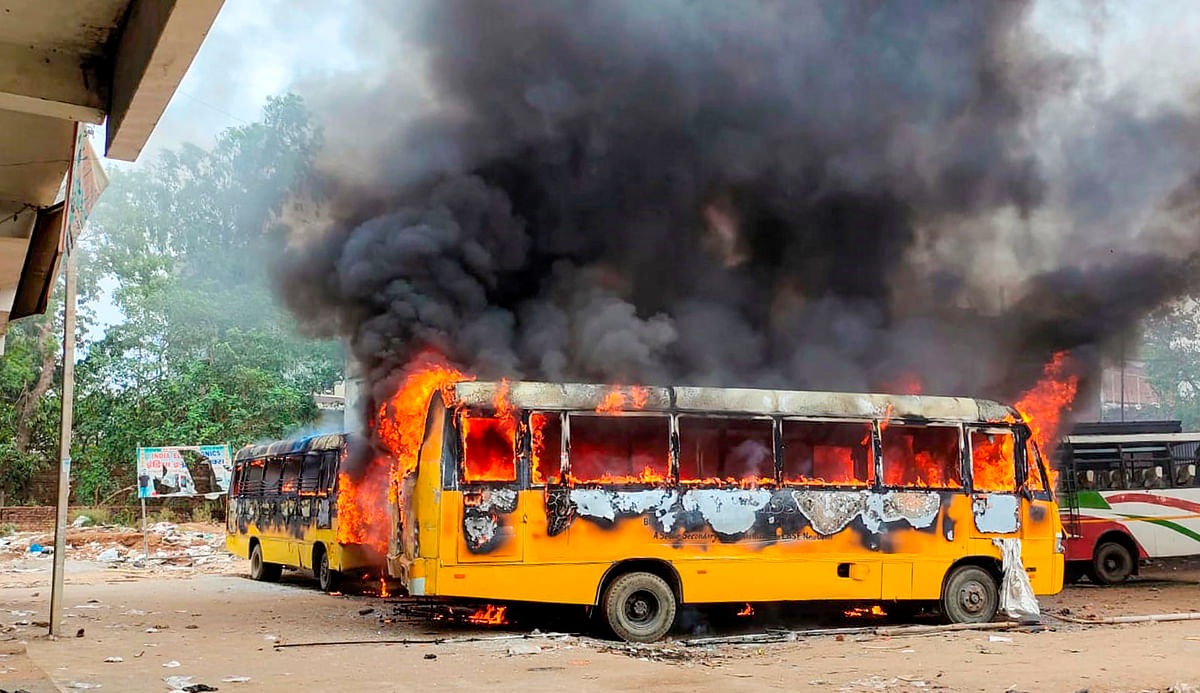 Smoke billows from buses after they were set on fire by people protesting against Centre's 'Agnipath' scheme, in Aurangabad. Credit: PTI Photo