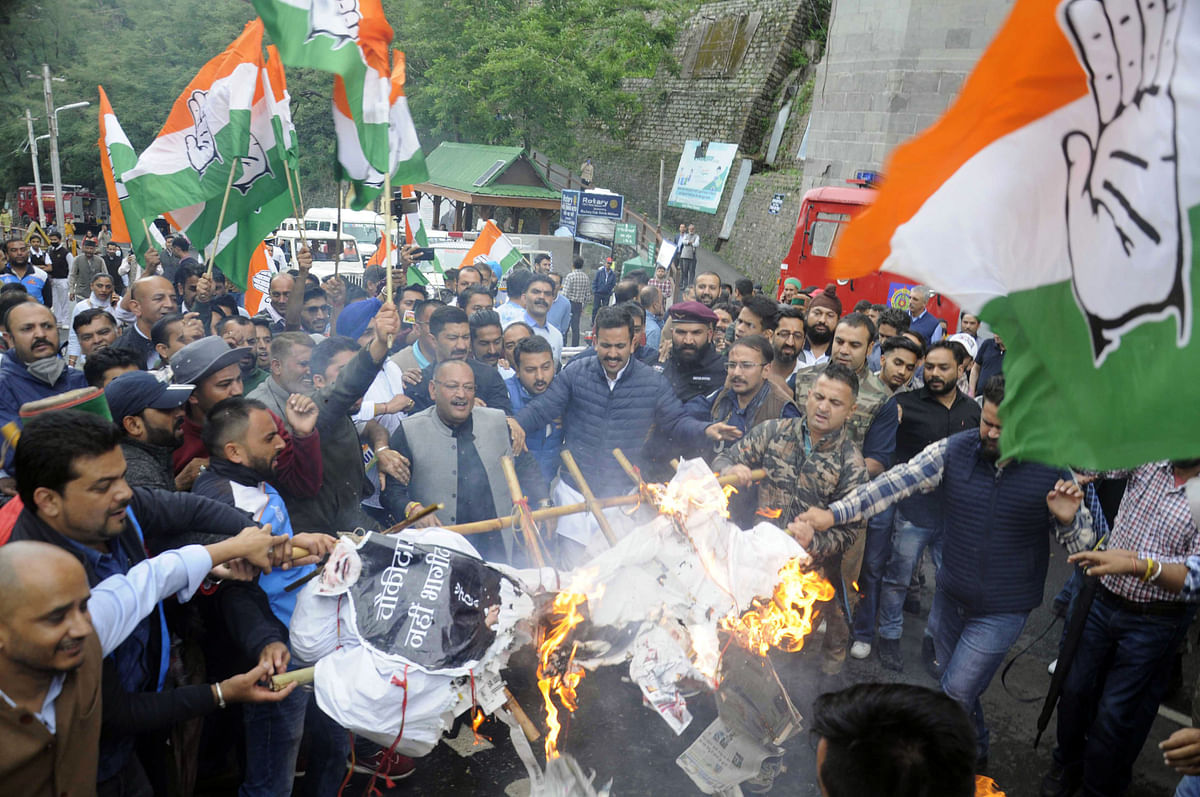 Congress activists burn an effigy during a protest against the Agnipath scheme, in Shimla. Credit: PTI Photo