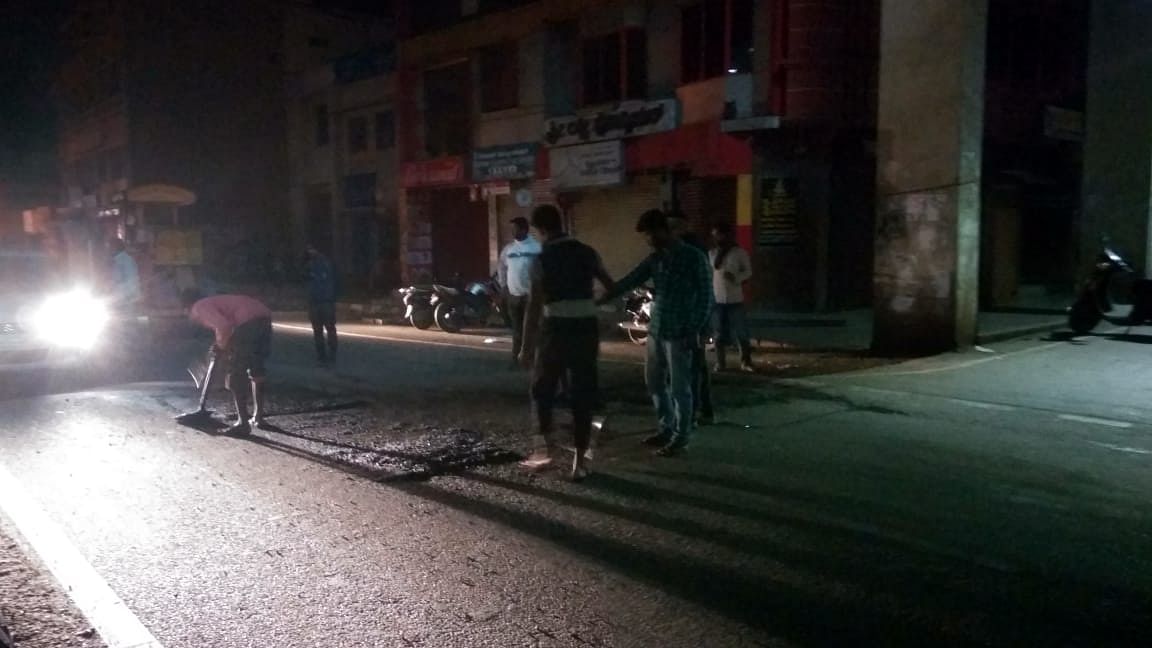 Late night work to fix potholes going on near Srirampura Metro station. DH photo