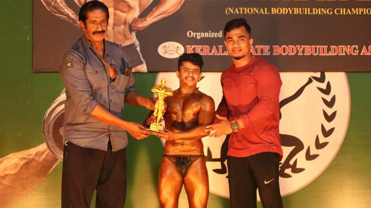 Praveen Nath receiving the Mr Kerala award with his coach Vinu Mohan (R). Credit: Praveen Nath