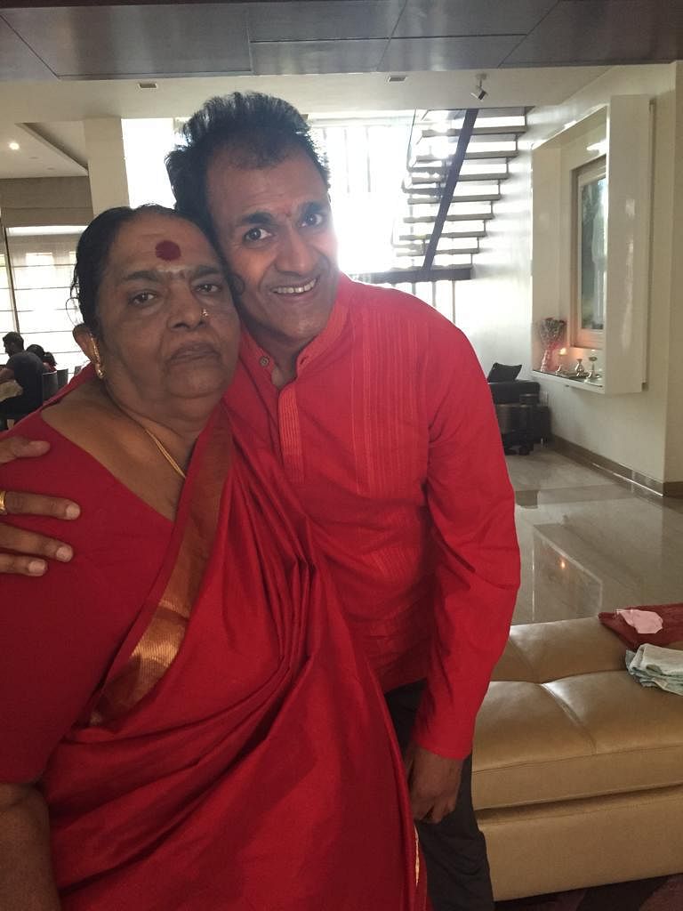 Raghavendra Rajkumar with his mother ParvathammaRajkumar.