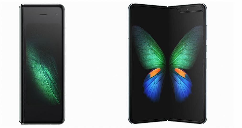 Samsung Galaxy Fold's cover display (left) and fully unfurled flexible display (right); picture credit: Samsung Mobile Press