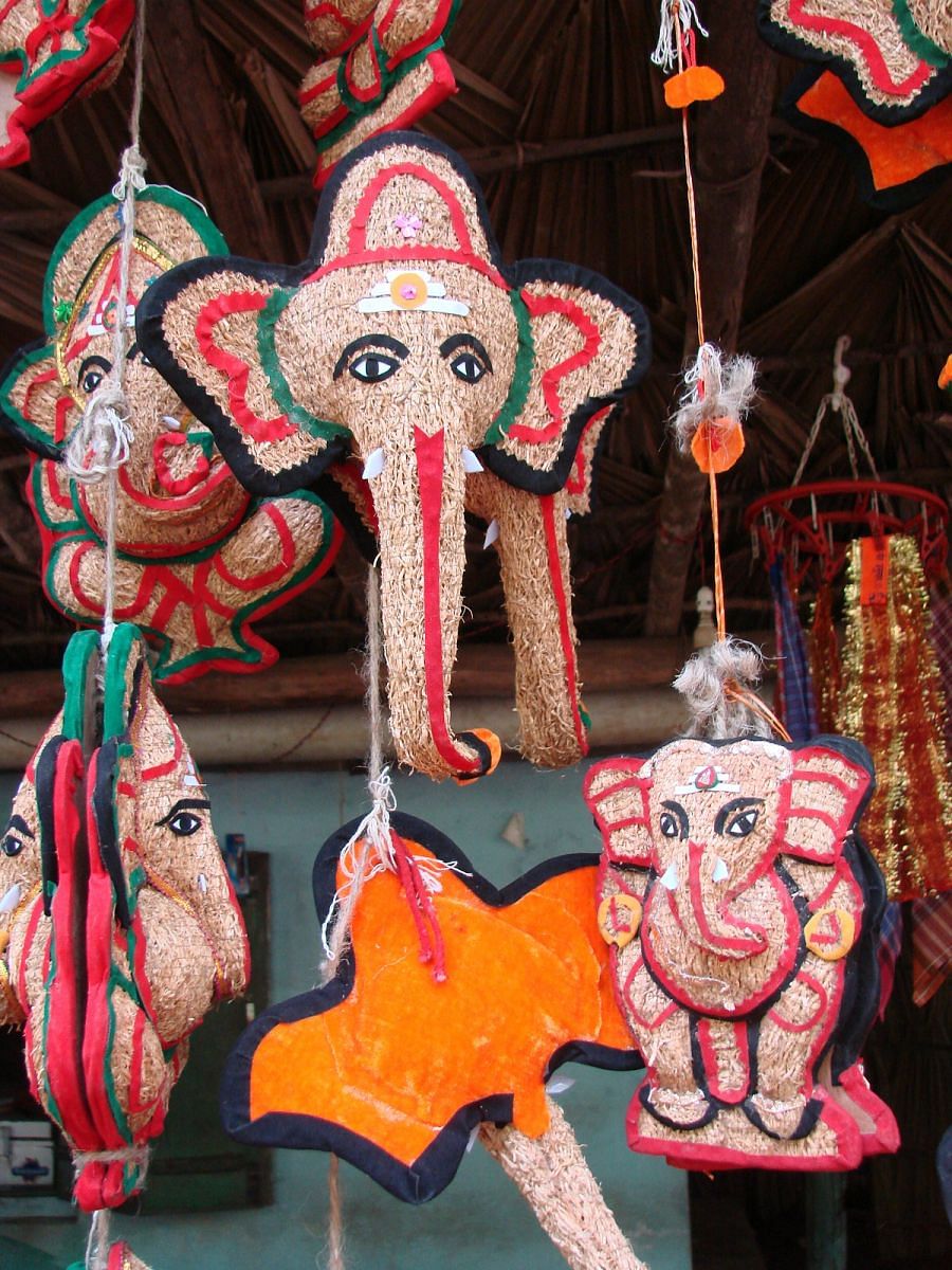 Stalls selling coir Ganeshas, Yana