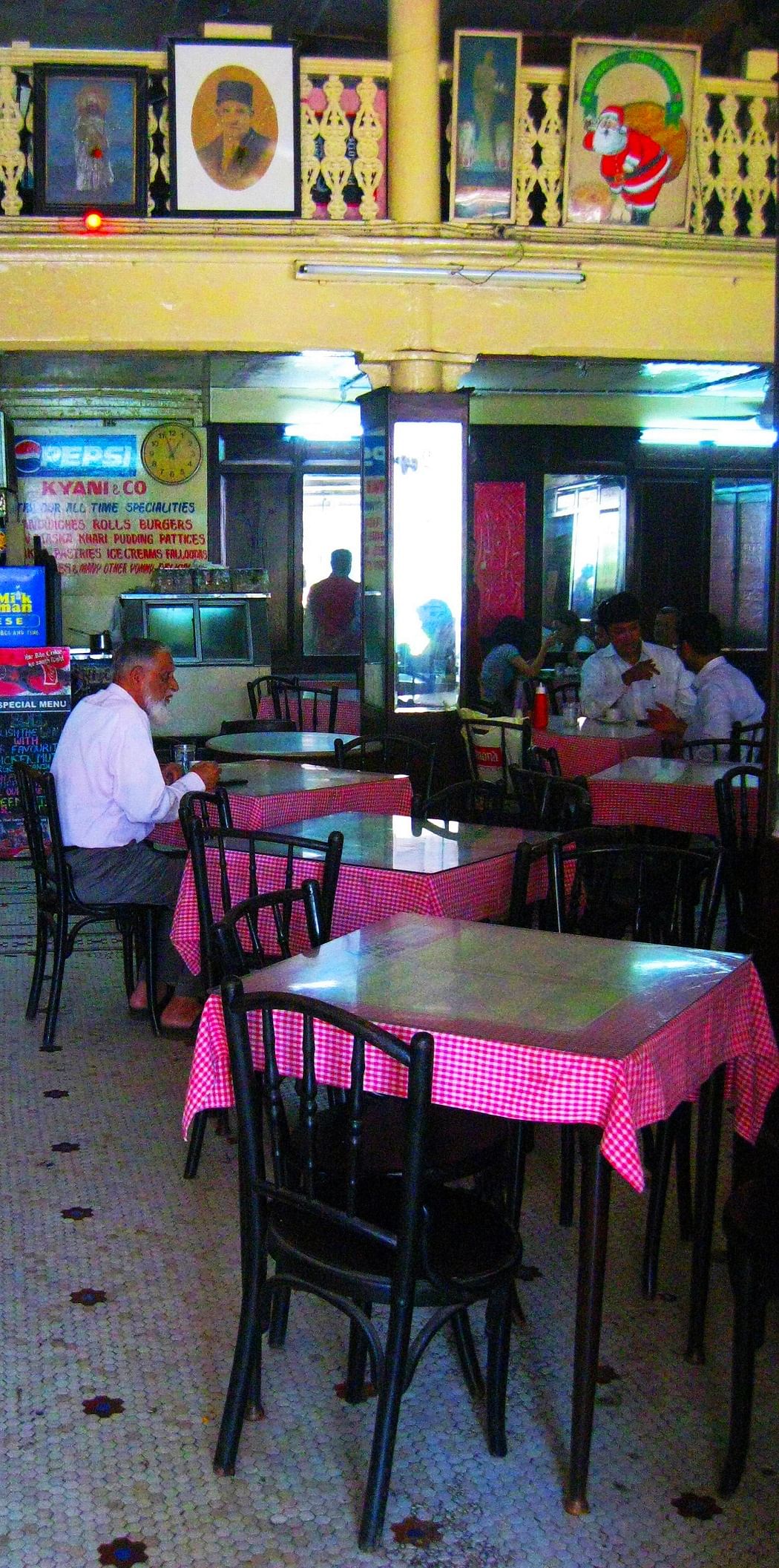 Mumbai Irani Café