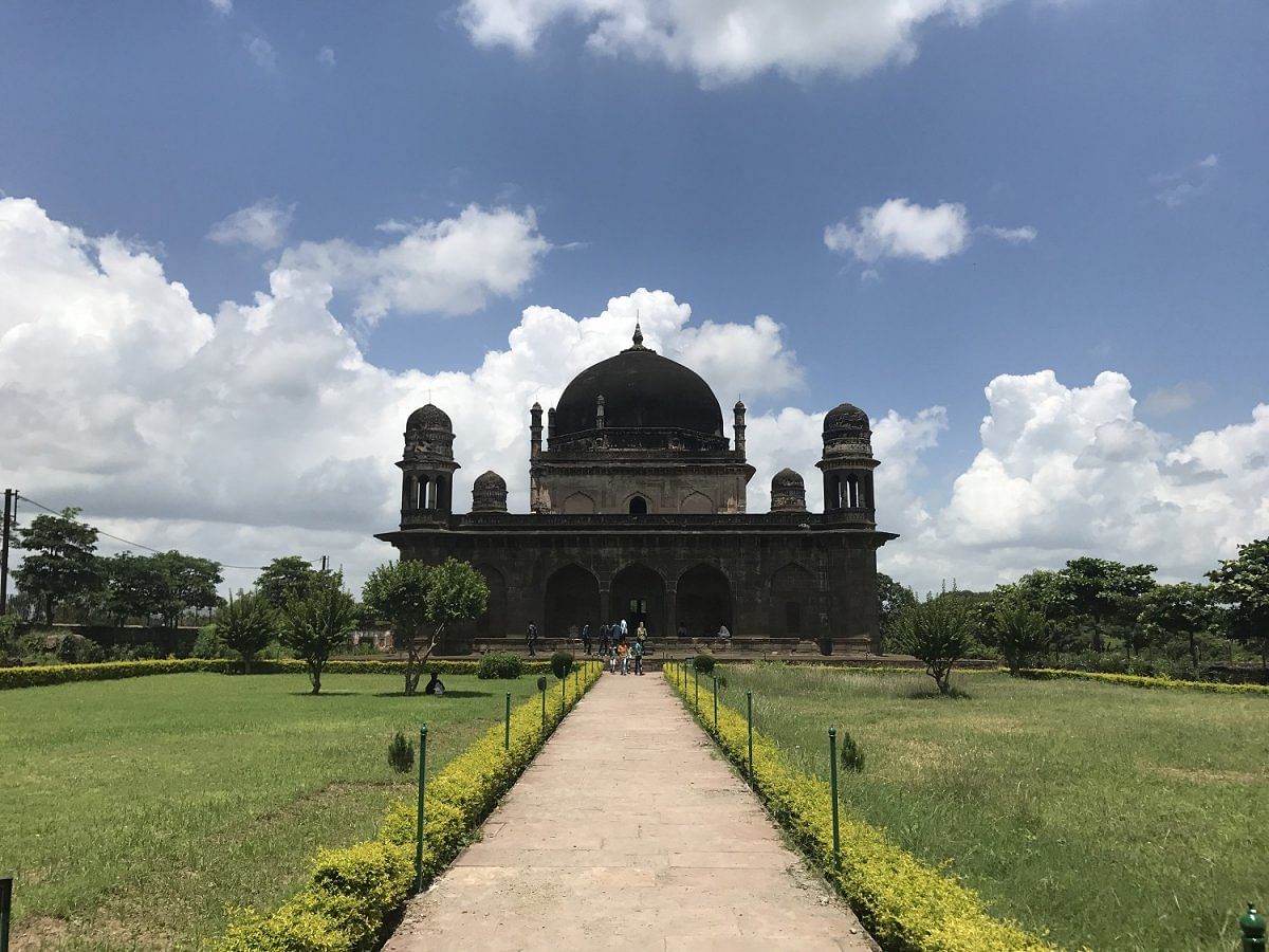 The Black Taj Mahal, Burhanpur, Madhya Pradesh. Photos by authors