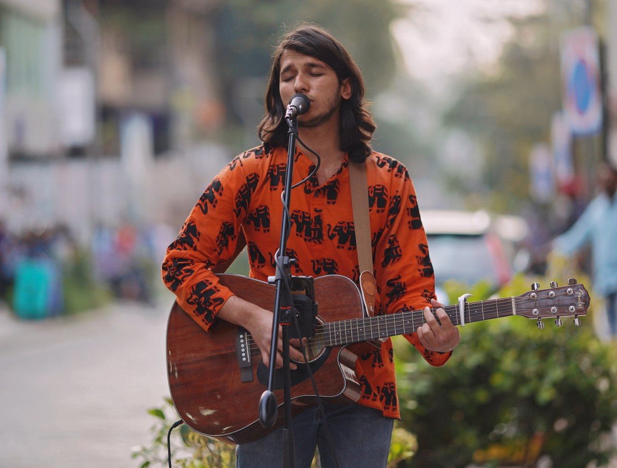 Vidhur Singh performing on Church Street,before he was asked to leave by policemen.