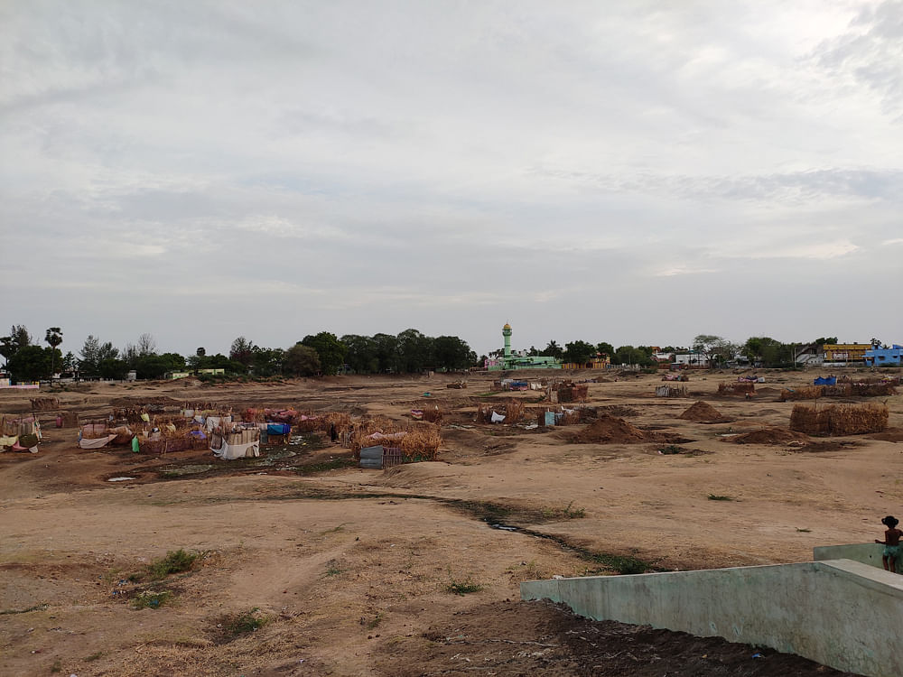 Make-shift private wells at Pandian Oorani (Tank) in Sikkal village in Ramanathapuram district. DH photo by ETB Sivapriyan