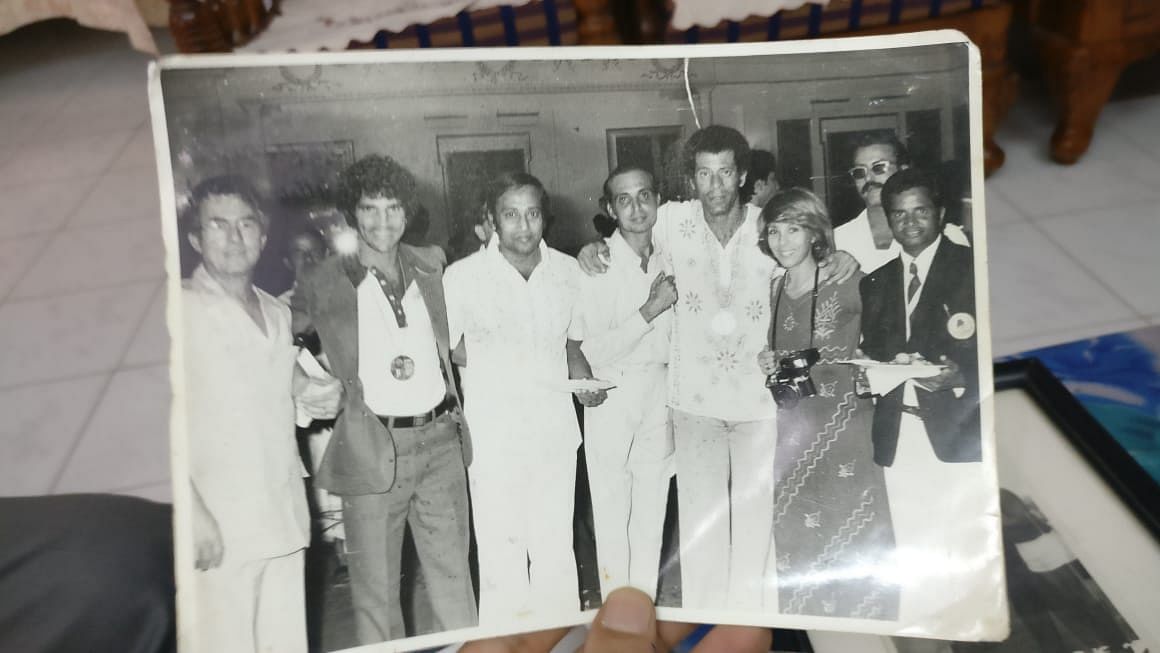 Arumainayagam in blazer and tie on the extreme right. The photo was taken at a party with Cosmos Team players from the USA when they played with Mohun Bagan team at Calcutta in 1977. Mr Pele also played the match and joined the party later. Mr Muthuraman, film actor third from the left is also seen. The match was played on 24th September 1977 at Eden Garden, Calcutta. The result was 2-2.