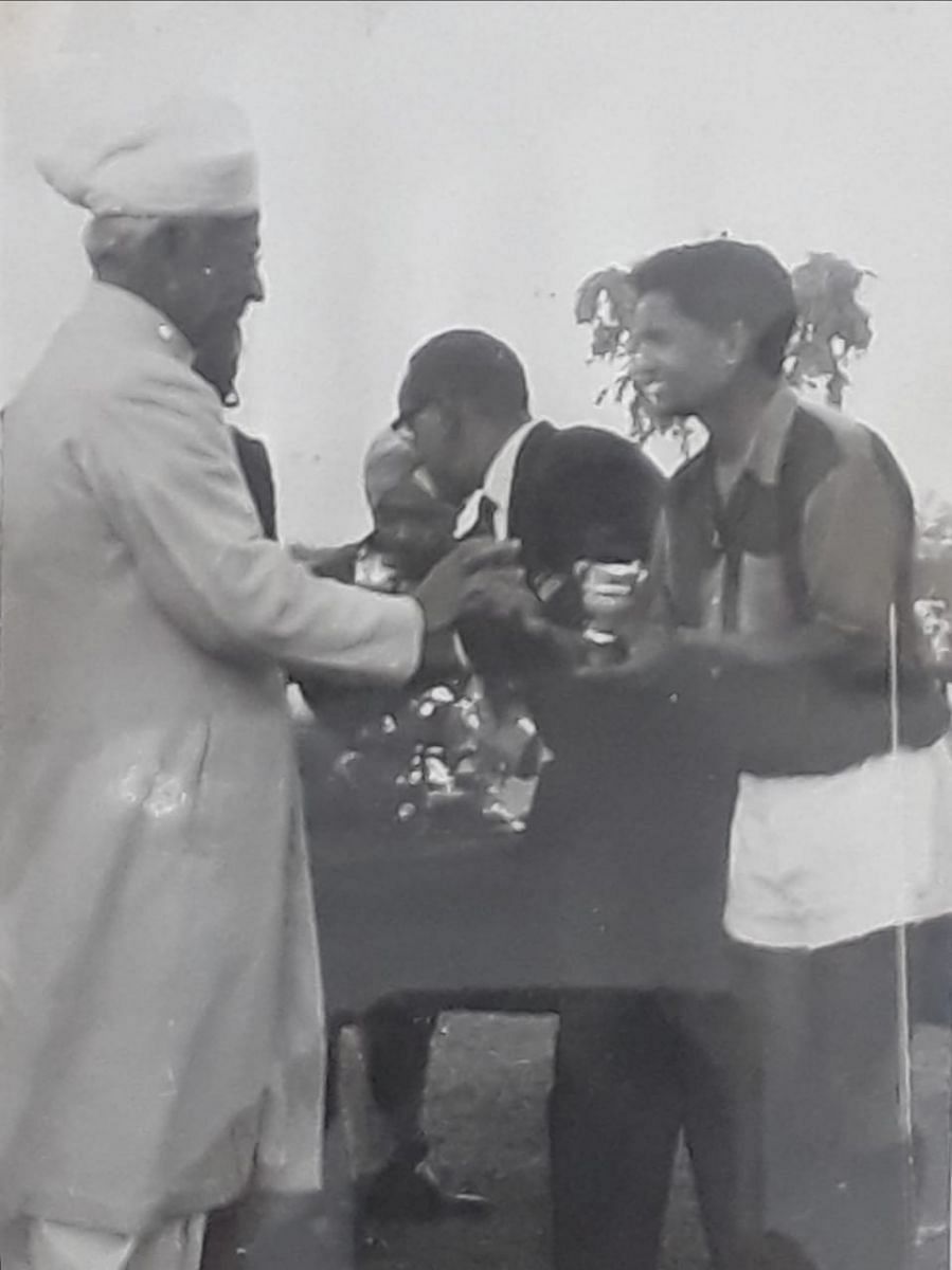 Arumainayagam receiving the Durand cup from Sarvepalli Radhakrishnan, India's first vice president and second president.