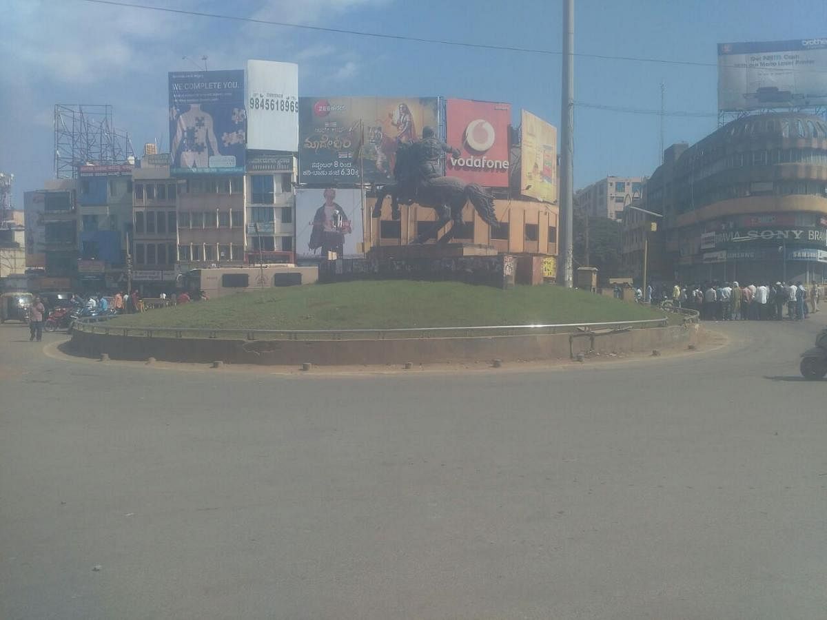 Otherwise busy Chennamma Circle in Hubballi looks deserteddue to Bharat Bandh on Monday. (DH Photo)