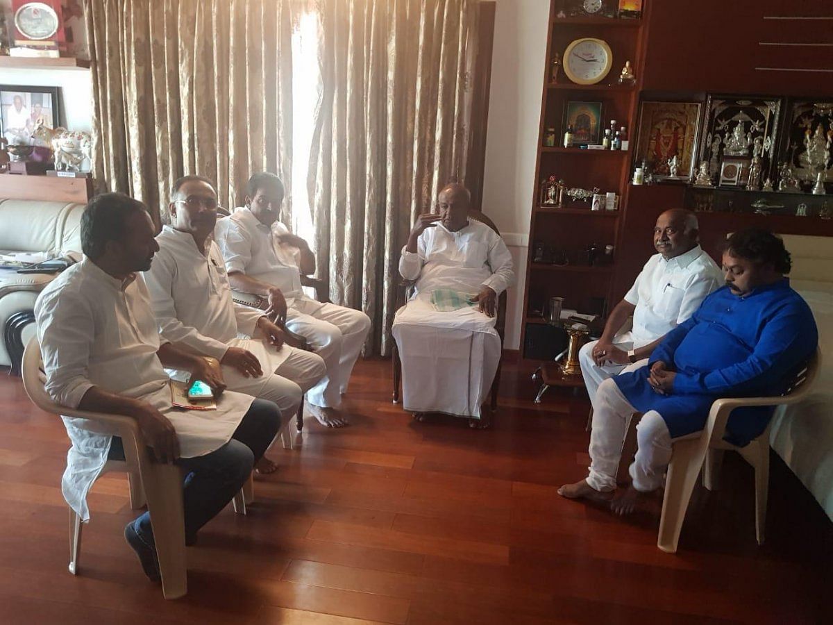 Congress leaders K C Venugopal (third from left) and Dinesh Gundu Rao (second from left) meet JD(S) patriarch H D Deve Gowda at his Padmanabhanagar residence in Bengaluru after the coalition parties won the <g class=