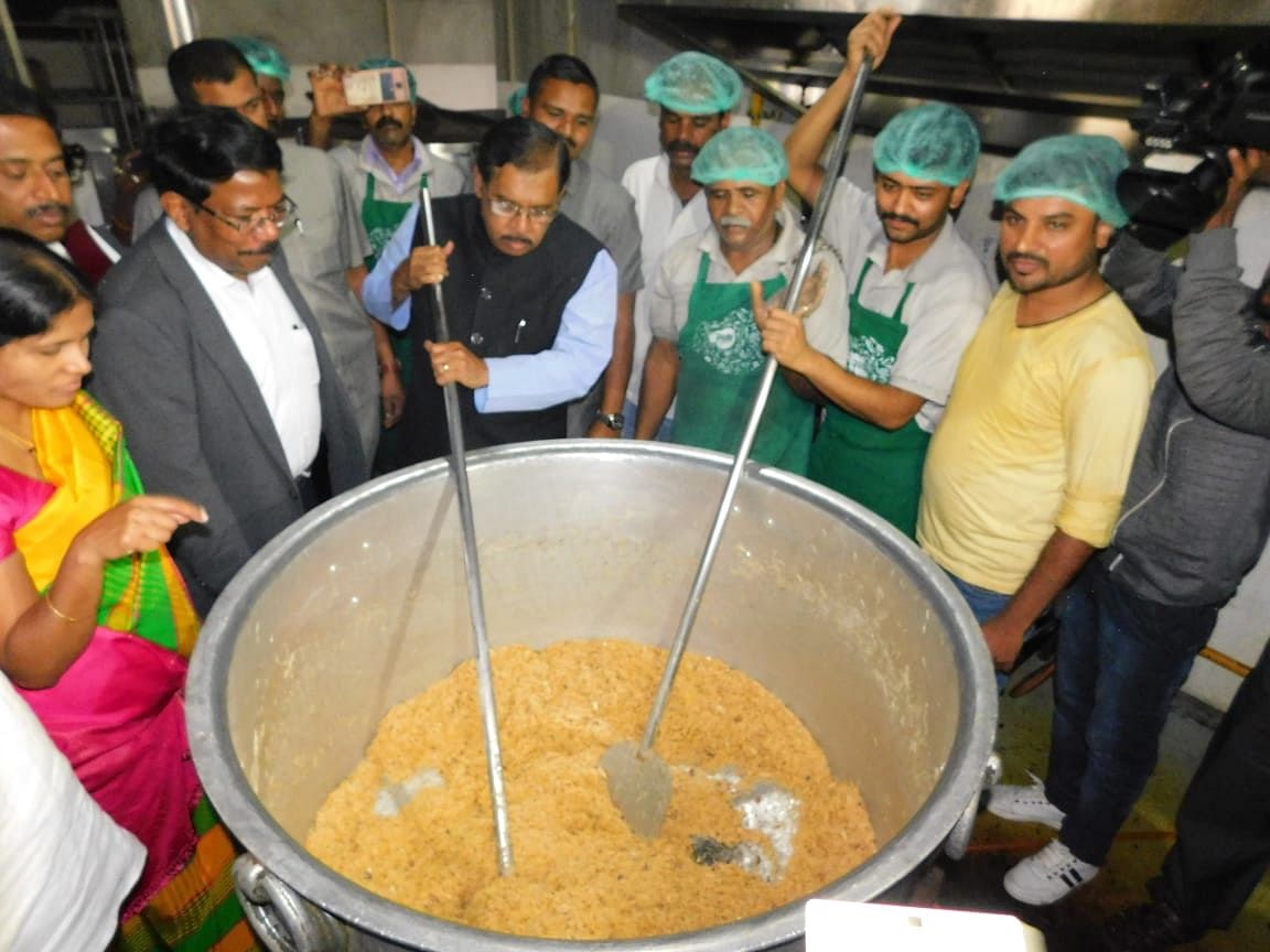 Deputy Chief Minister of Karnataka G Parameshwara, Mayor Gangambike Mallikarjun and BBMP Commissioner N Manjunatha Prasad inspect the kitchen of an Indira Gandhi canteen in north Bengaluru on Friday.