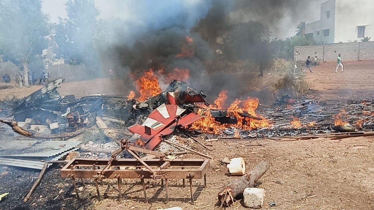 Two Advanced Jet Trainer, Hawks attachedto the Surya Kiran aerobatic team collided mid-airduring a practice sortie onTuesday afternoon, killing a pilot.A photo showing the wreckage of the crash.