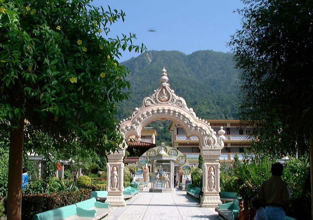 An ashram in Rishikesh against the backdrop of the hills
