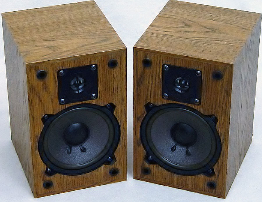 Bookshelf speakers. Picture credit: commons.wikimedia.org/ Ainsley117
