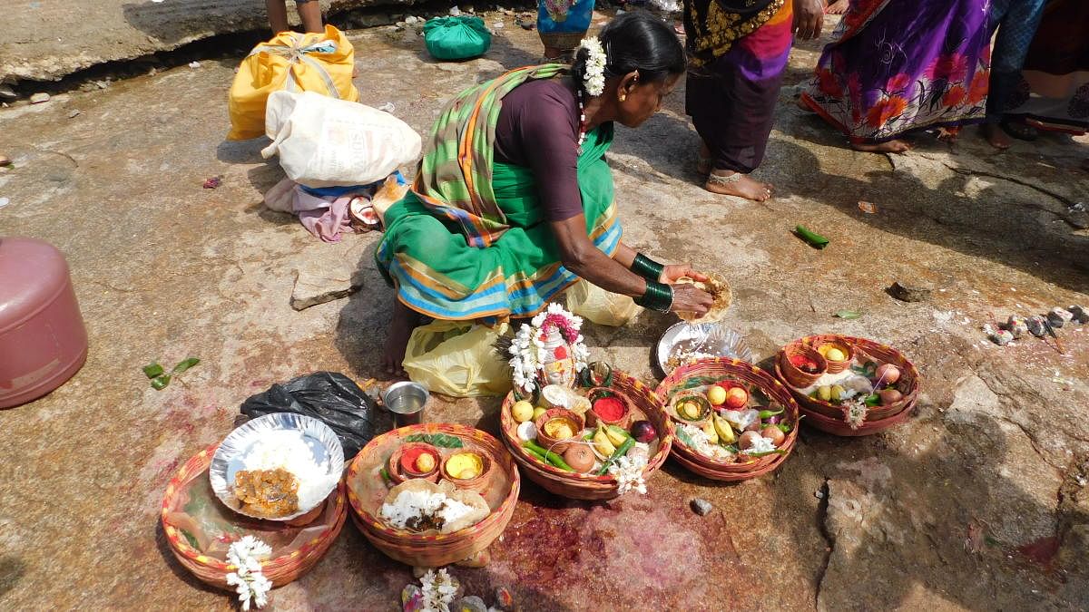 A Devadasi performs a ritual at Huligemma Temple, Hospet <g class=