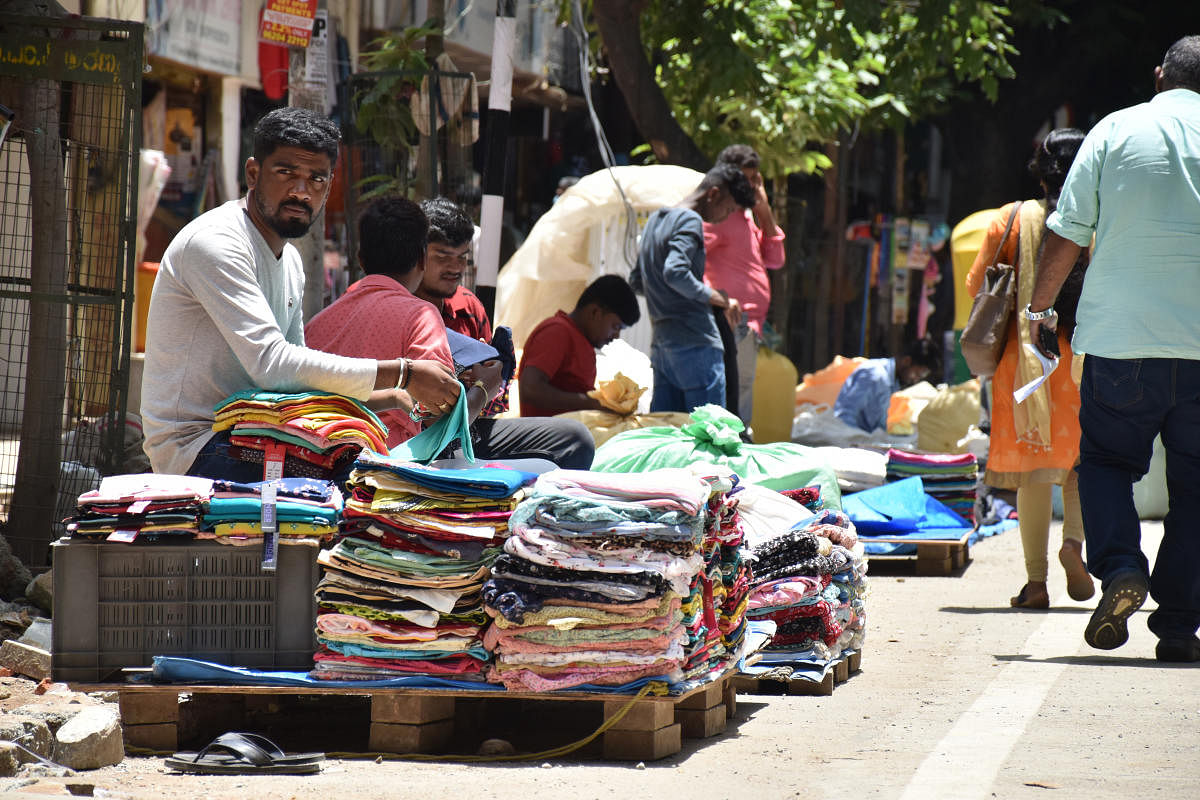 Street vendors at Sampige road at Malleshwaram. Credit: DH Photo