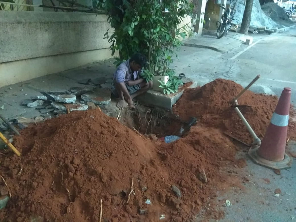 JAYANAGARPrivate companies are diggingup roads to lay cables and,in this case, instal poles.