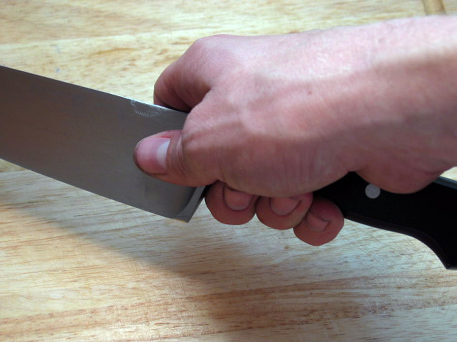 Knife grip, Picture credit: BenFrantzDale~commonswiki/ commons.wikimedia.org