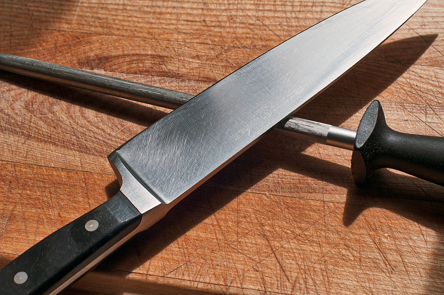 A knife and sharpening steel. Picture credit: pixabay.com/ SteveRaubenstine