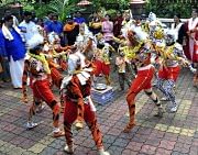 Women performing huli vesha