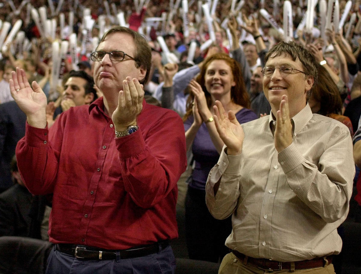 Microsoft co-founders Bill Gates (R) and Paul Allen (L) cheer from courtside in the final minutes as the Blazersplay the Los Angeles Lakers in Game 3 of the NBA Western Conference Finals May 26, 2000. REUTERS/File Photo