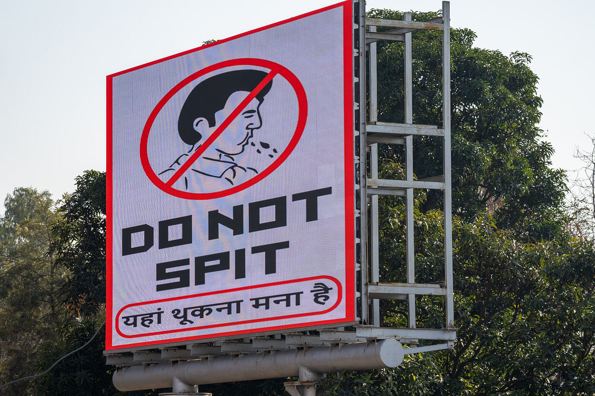 Spitting, smoking in public now punishable offences in Maharashtra