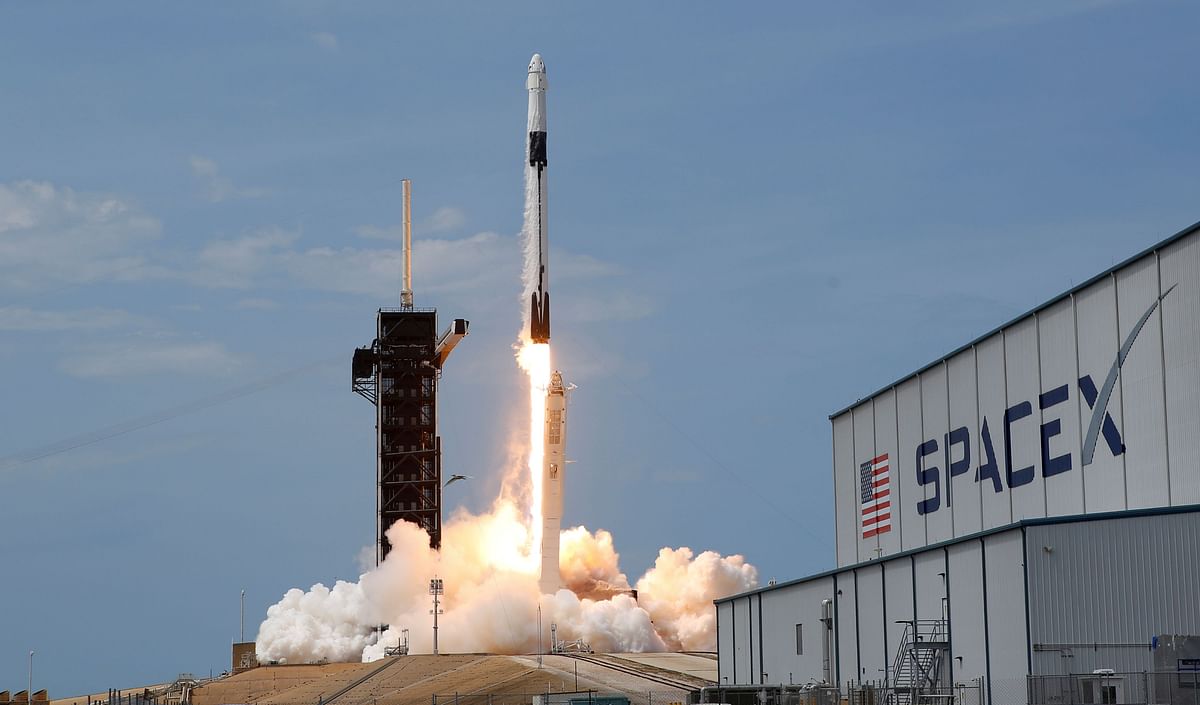 SpaceX captures the flag, beating Boeing in cosmic contest