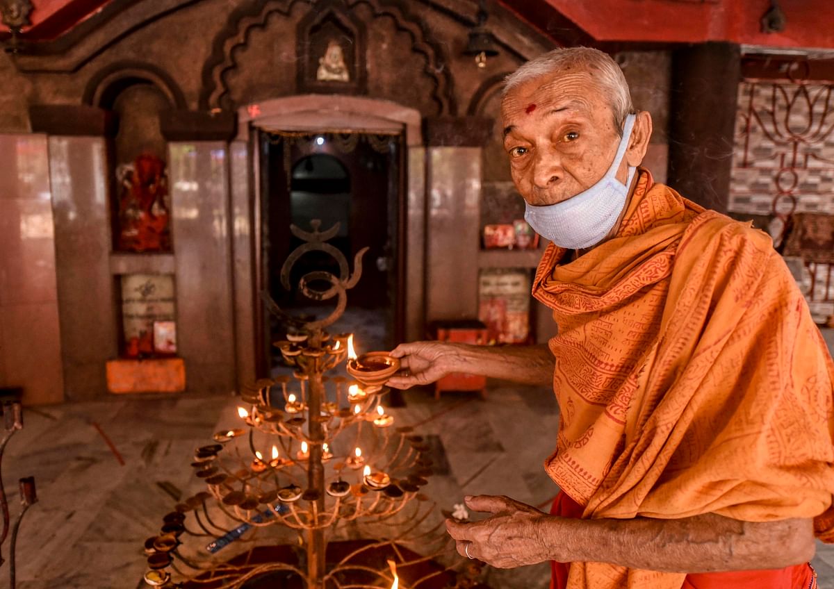Worshippers in masks return to temples as India reopens amidst rising coronavirus cases
