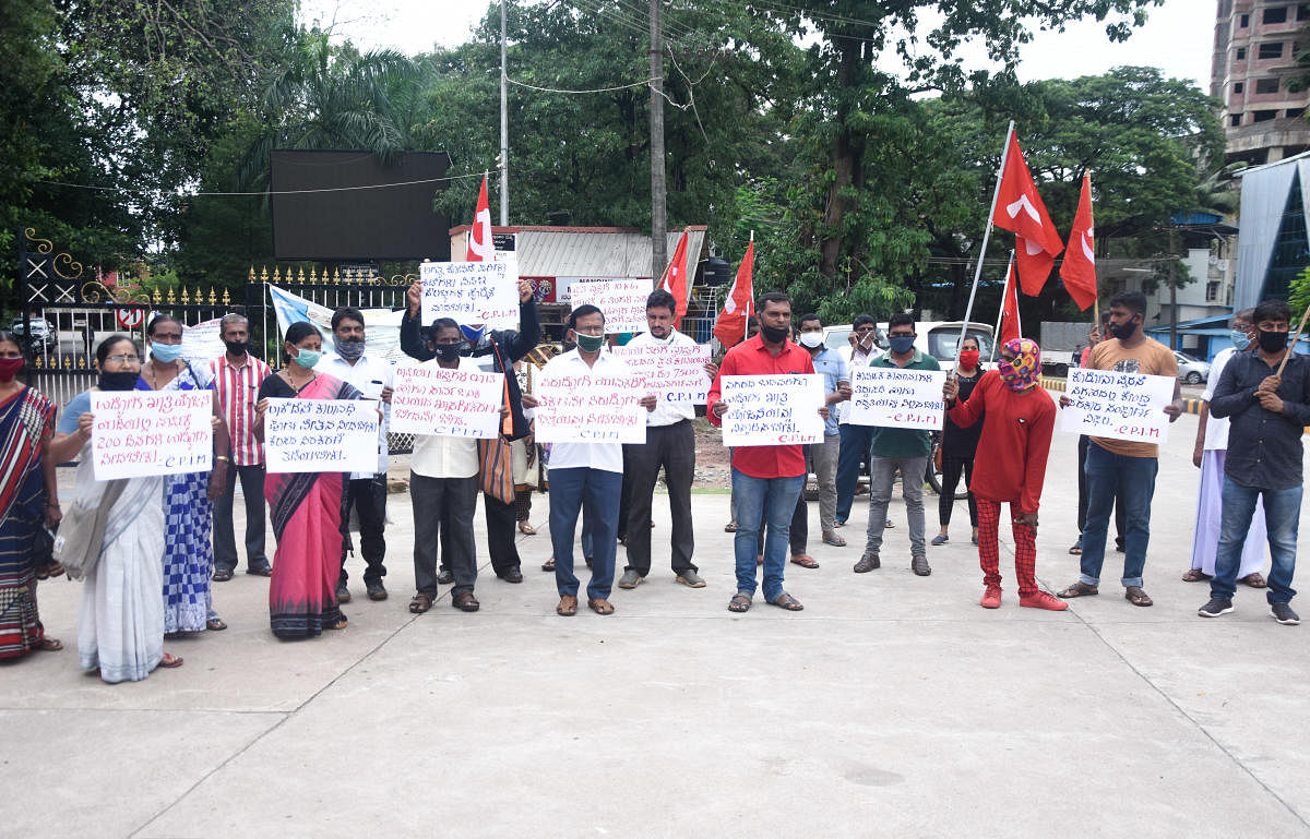 CPM stages protest against Central government