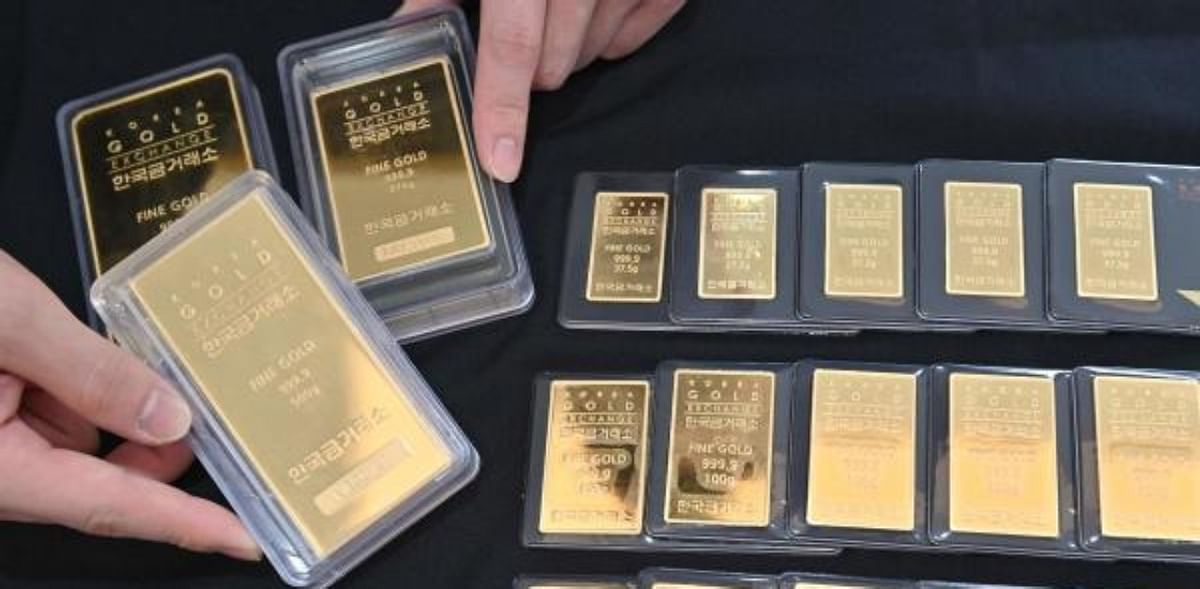Gold extends record rally on softer dollar, stimulus bets