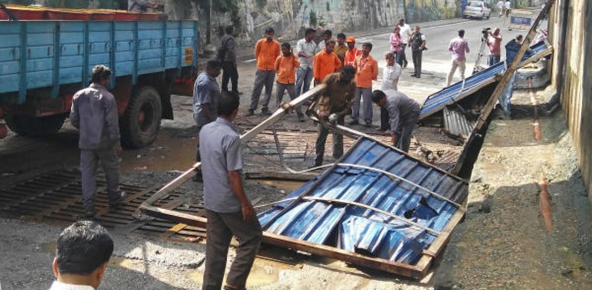 Delhi police Assistant Sub Inspector dies, constable injured as building roof collapses