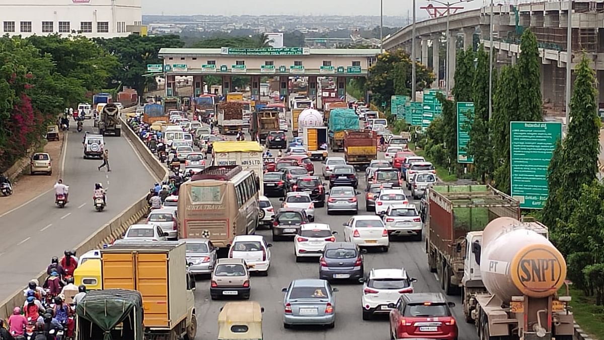 Traffic snarl at Nelamangala toll plaza as thousands leave Bengaluru for weekend