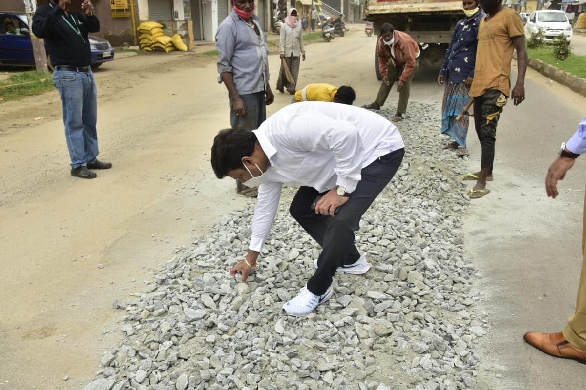 Shoddy pothole-filling riles Bengaluru mayor