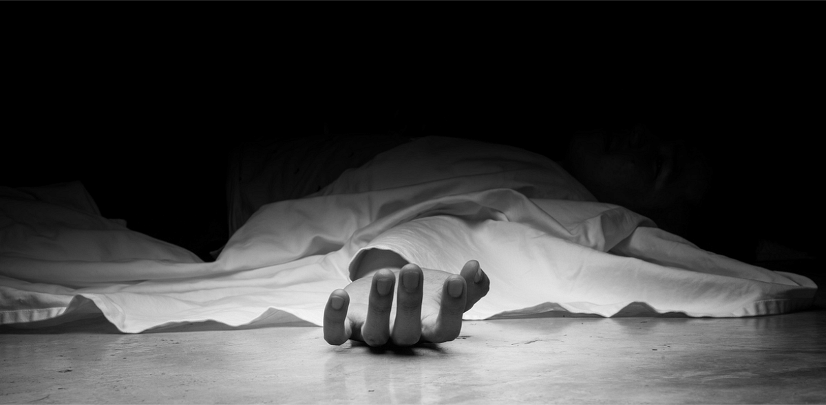 Son abandons mother's body on footpath in Hyderabad