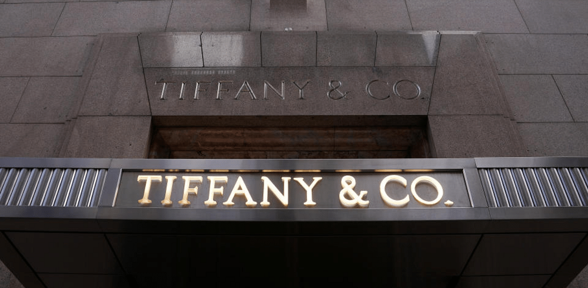 US stocks bounce back as Tiffany shares tumble