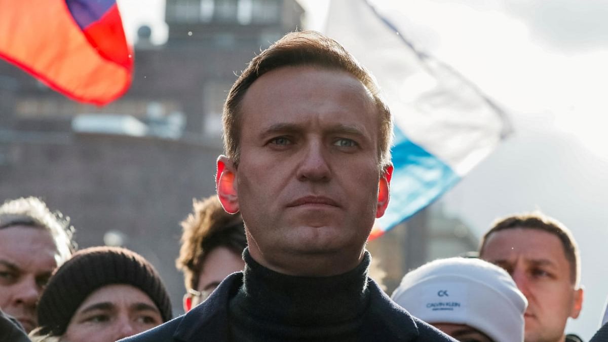 Alexei Navalny aides say Novichok found on hotel water bottle