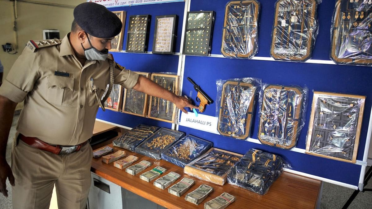 Second-time offender robs uncrowded jewellery shop