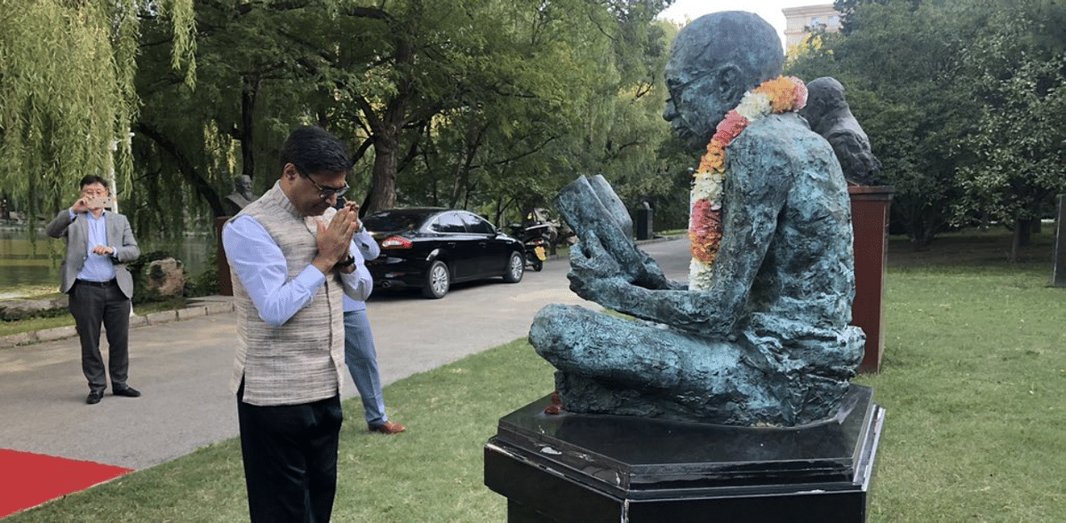 Indian ambassador to China pays tributes to Mahatma Gandhi