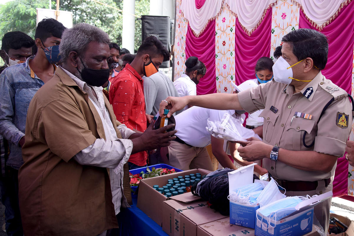 Cops distribute sanitisers, masks in busy market areas